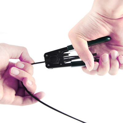 كابل إسقاط الألياف البصرية الداخلي GJXFH 1 2 4 Core ftth G652d G657A1 G657A2 SM كابل إسقاط الألياف البصرية الداخلي